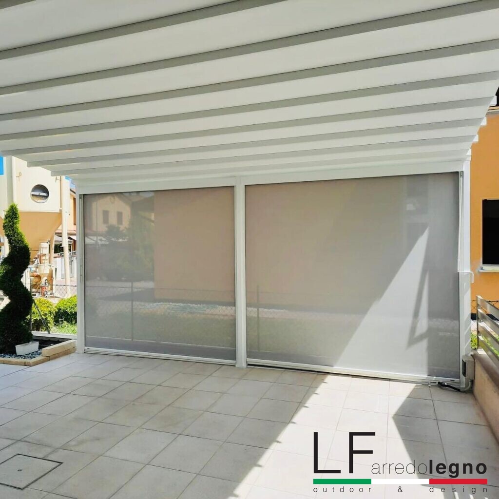 Pergotenda motorizzata colore bianco con luci led incorporate completa di chiusure laterali con telo microforato e ombreggiante